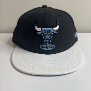 Chicago Bulls “Windy City” Snapback – Black & White – New Era Hat